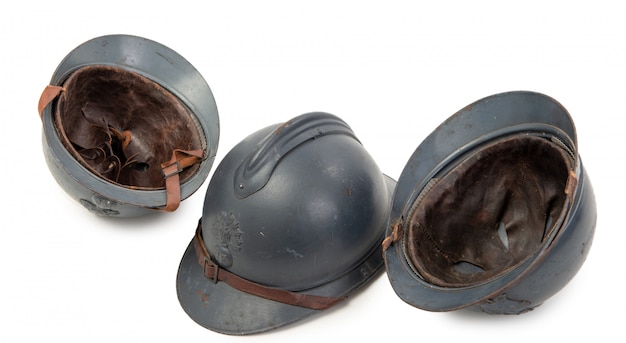 Foto três capacetes militares franceses da primeira guerra mundial em branco