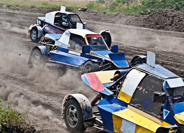 Foto três carros offroad extremos em um início rápido