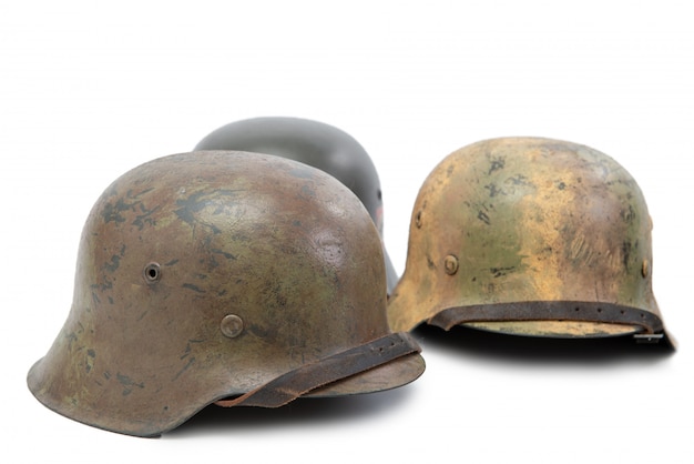 Tres cascos militares alemanes de la Segunda Guerra Mundial (Stahlhelm) en blanco