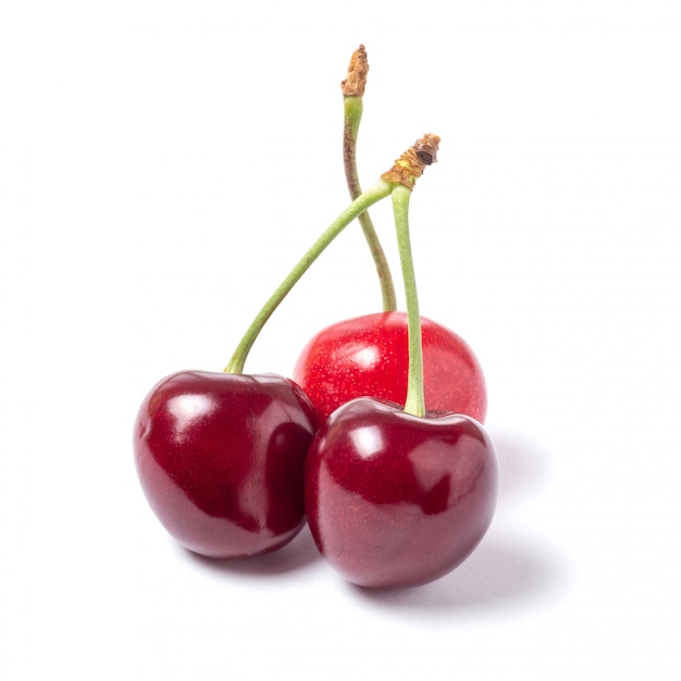 Foto três cerejas maduras isoladas no fundo branco