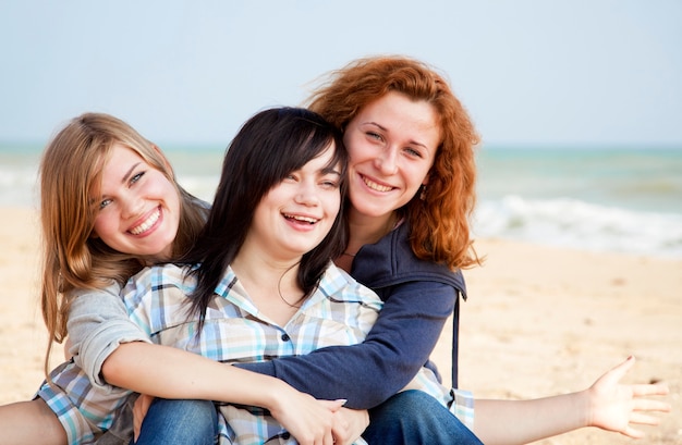 Tres chicas al aire libre cerca de la playa.