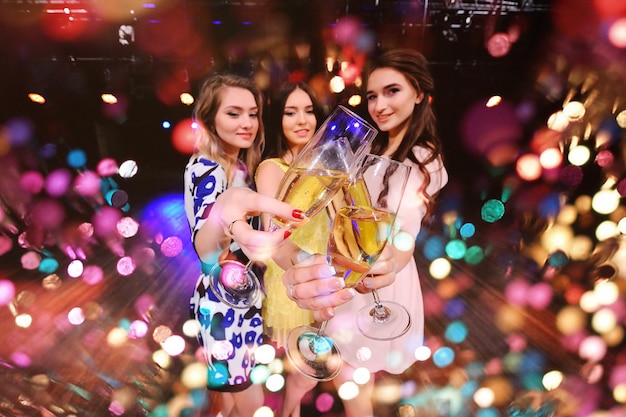 Foto tres chicas guapas con copas de champagne