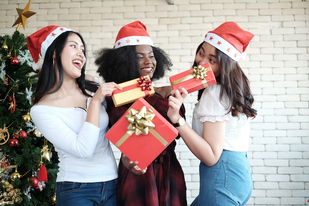 Tres chicas guapas en fiesta de año nuevo y navidad.