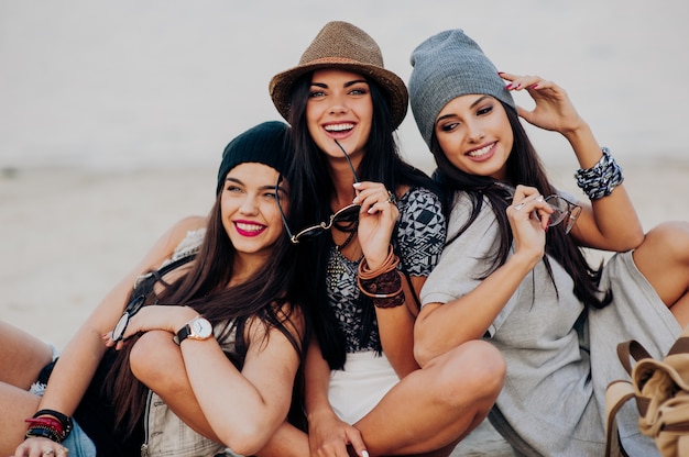 tres chicas guapas en la playa