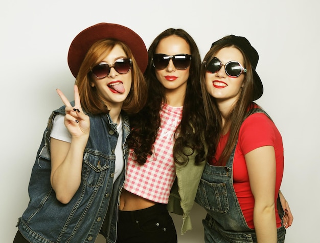Tres chicas hipsters sexy y elegantes mejores amigas