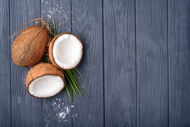 Tres coco marrón sobre tabla de madera vieja