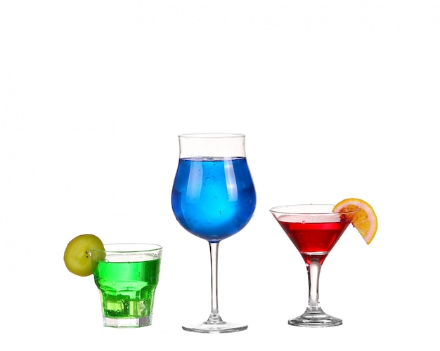 Tres cóctel rojo azul y verde aislado en blanco