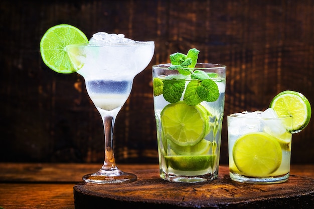 Tres cócteles de alcohol de limón. Caipirinha brasileña, mojito cubano y margarita se congelaron.