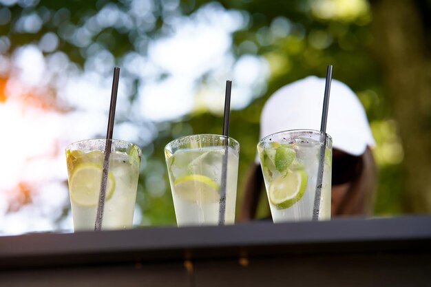 Foto tres cócteles alcohólicos en el mostrador del bar