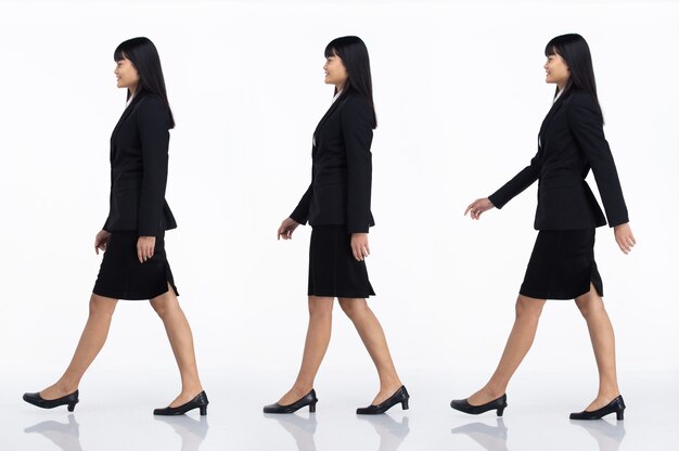 Tres Collage Longitud total de los años 20 Asia oficina de negocios Mujer de pelo corto negro usar falda de traje oscuro y zapatos. Caminata femenina hacia la vista lateral a la cámara sobre fondo blanco aislado