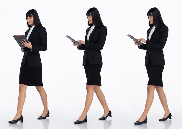 Tres Collage Longitud total de los años 20 Asia oficina de negocios Mujer de pelo corto negro usar falda de traje oscuro y zapatos. Mujer mantenga tableta para trabajar y caminar vista lateral sobre fondo blanco aislado