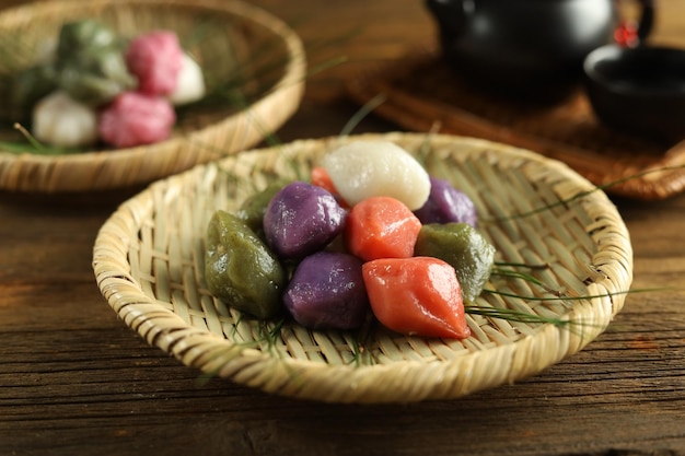 Tres colores de comida coreana Songpyeon, pastel de arroz lleno de miel