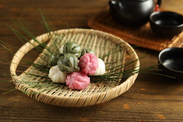 Tres colores de comida coreana Songpyeon, pastel de arroz lleno de miel