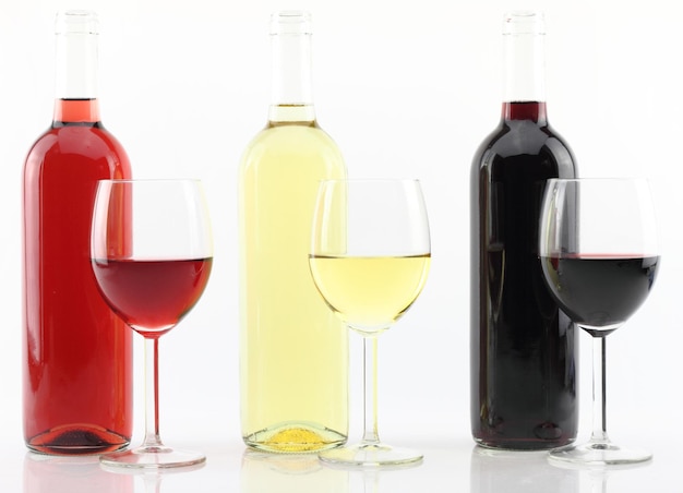 Tres colores de vino en botellas y vasos.