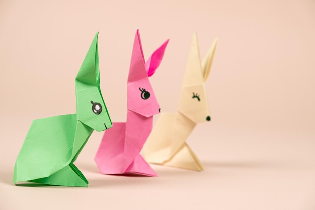 Tres conejitos de origami de papel y un huevo de Pascua