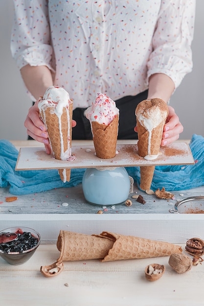 Tres conos de helado sobre una superficie de madera