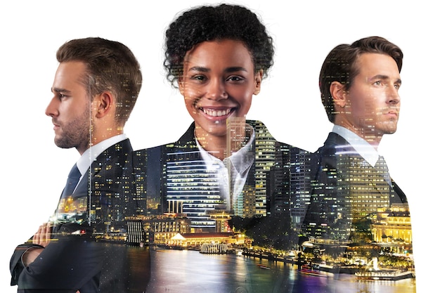 Foto tres consultores de gente de negocios positiva que trabajan en trajes sonriente mujer afroamericana en el estilo de vida corporativo de asia central multinacional diversos jóvenes profesionales vista nocturna de la ciudad de singapur