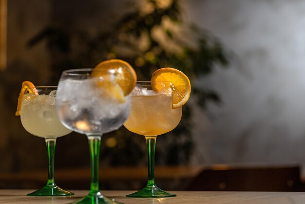 Tres copas de cóctel de gin tonic