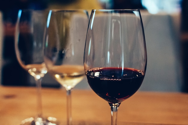 Foto tres copas con vino para degustar