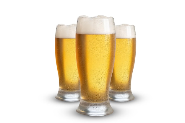 Três copos de cerveja isolados em branco