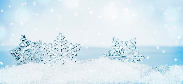 Tres copos de nieve en la nieve. tarjeta de felicitación de invierno