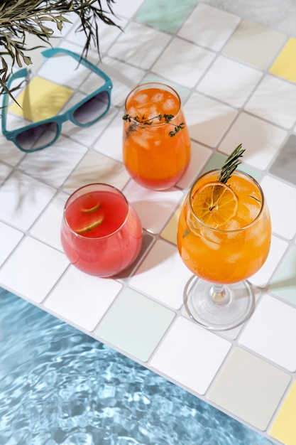 Foto três coquetéis tropicais solorful na beira da piscina férias de verão e conceito de viagem bebidas exóticas de verão