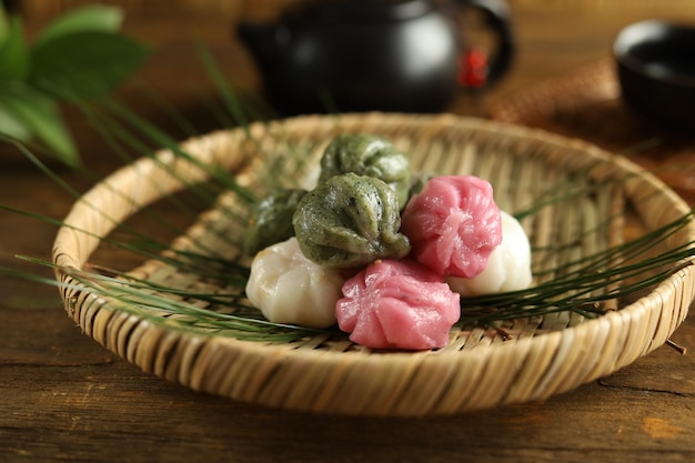 Três cores de comida coreana Songpyeon, bolo de arroz recheado com mel