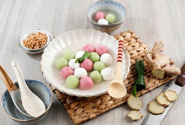 Três cores Tang Yuan Wedang Ronde Jahe, bolas de arroz glutinoso com gengibre e xarope de açúcar de palma. Popular como Tangyuan na cultura chinesa, coma no Festival Dongzhi