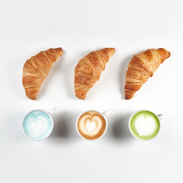 Tres croissants y café.