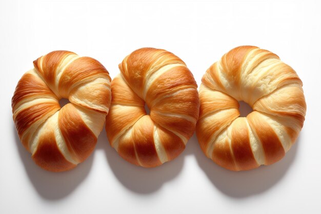 Três croissants em um fundo branco