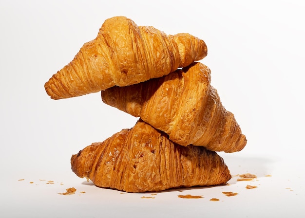 Tres croissants frescos apilados composición de postre de masa dulce de panadería francesa con migas