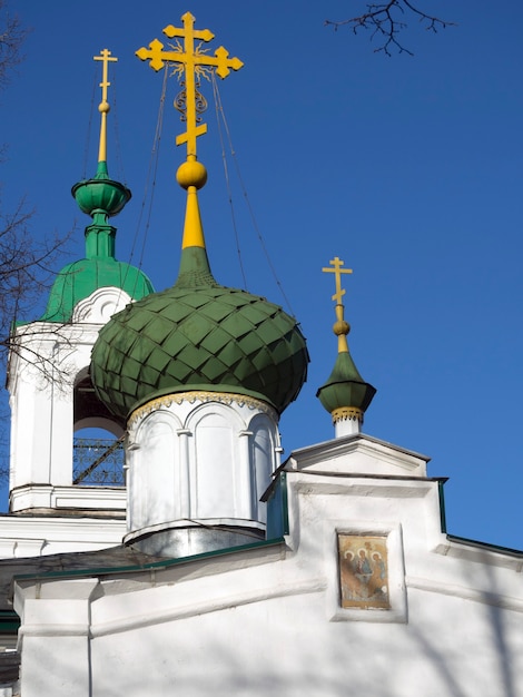 Tres cruces y cúpulas de la antigua iglesia ortodoxa en Yaroslavl, Rusia