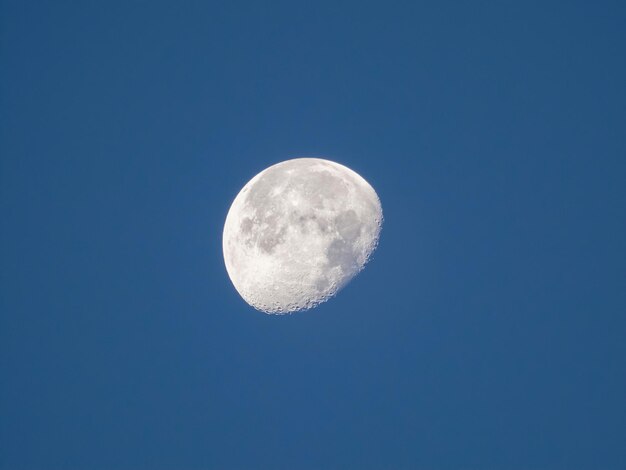 Tres cuartas partes de la luna en el cielo azul oscuro de la noche