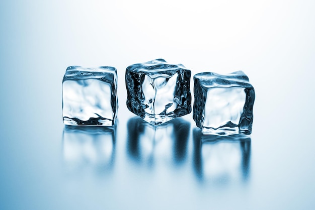 Tres cubos de hielo claros