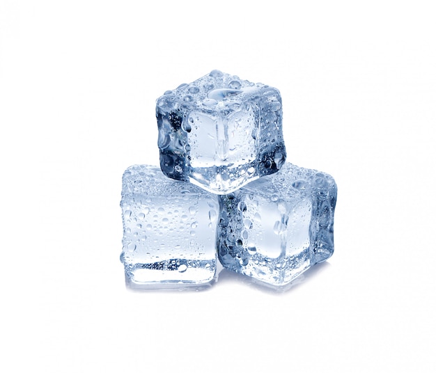 Tres cubos de hielo sobre fondo blanco