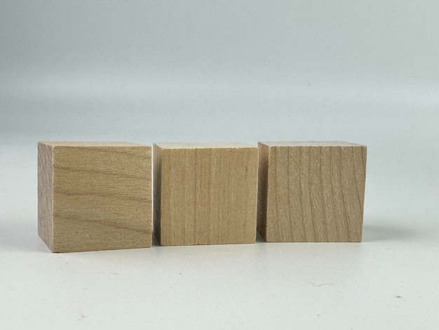 tres cubos de madera están hechos de madera