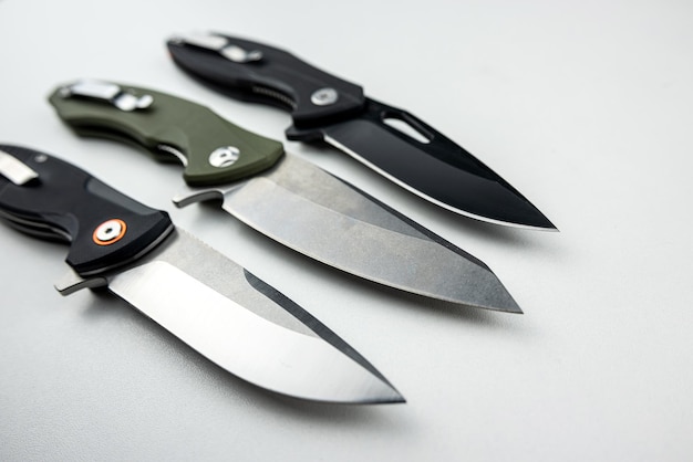 Tres cuchillos de caza o combate aislado en blanco