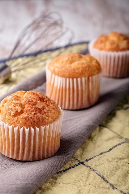 Três cupcakes em um guardanapo