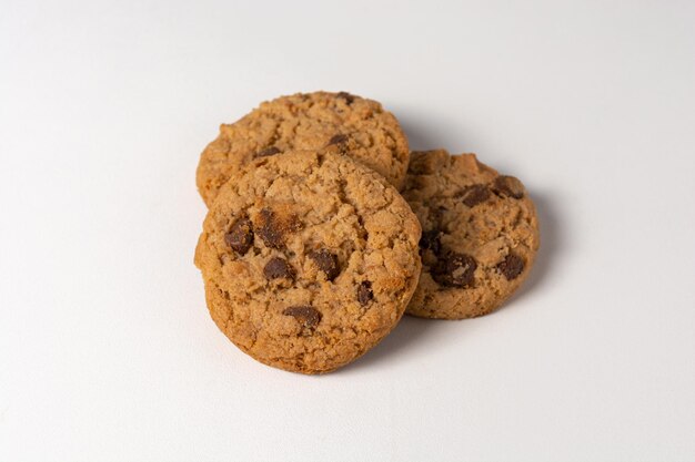 Três deliciosos biscoitos caseiros isolados no fundo branco