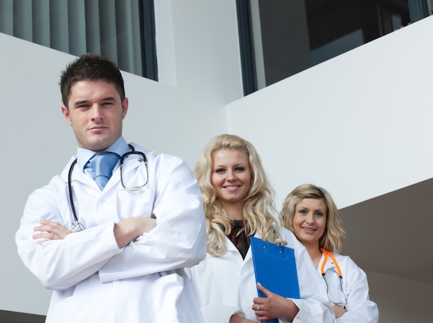 Tres doctores en un hospital