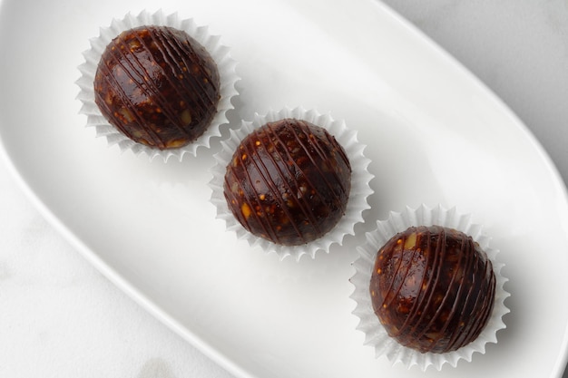 Tres dulces de chocolate en un plato blanco