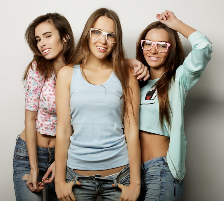Foto tres elegantes chicas sexy hipster mejores amigas. sobre fondo blanco.