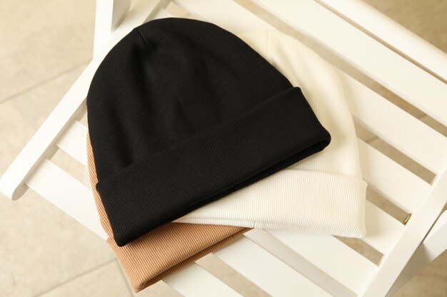 Tres elegantes gorros en silla de madera