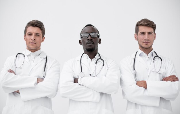 Tres empleados del centro médico.