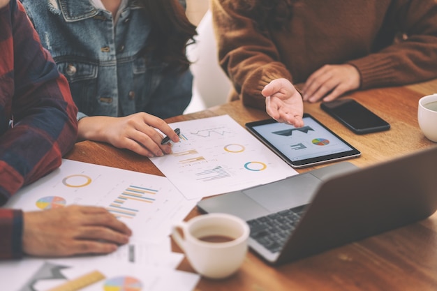 Tres empresario trabajando y discutiendo negocios juntos en una reunión