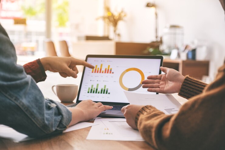Tres empresario trabajando y discutiendo negocios juntos en una reunión