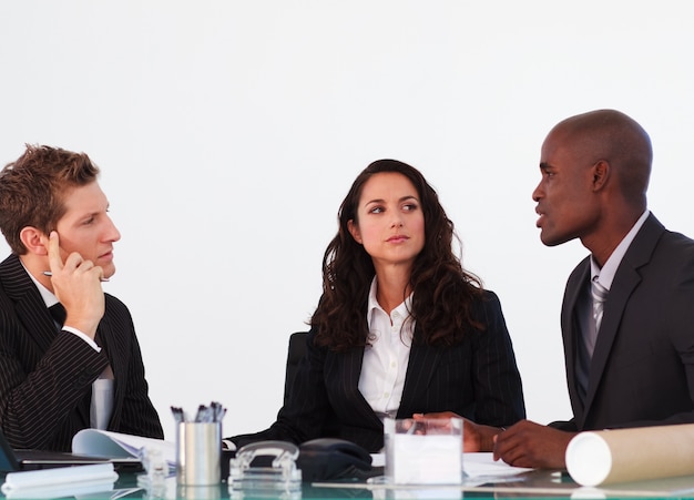 Foto tres empresarios interactuando en una reunión