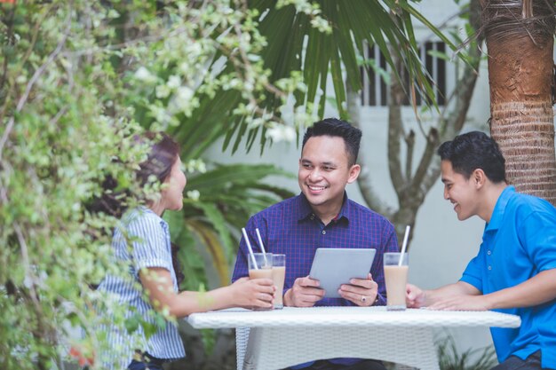 Tres empresarios reunidos en café