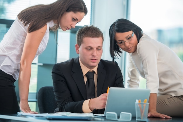 Foto tres empresarios trabajando