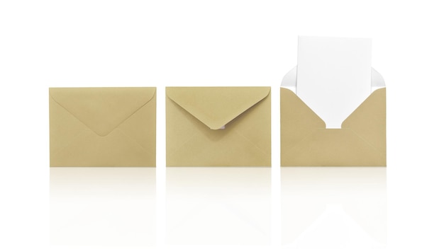 Três envelopes artesanais isolados em fundo branco, um aberto com uma nota dentro do lugar para o seu texto